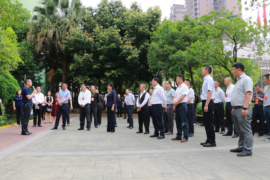 德陽(yáng)市、中江縣人大代表到繼光實(shí)驗(yàn)學(xué)校調(diào)研.JPG